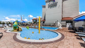 Piscina externa, guarda-sóis, espreguiçadeiras