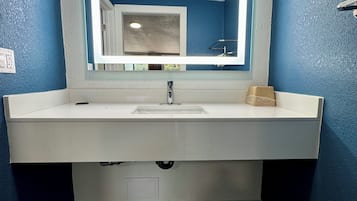 Combined shower/bathtub, free toiletries, hair dryer