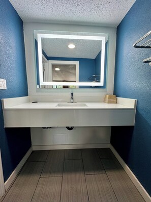 Combined shower/bathtub, free toiletries, hair dryer