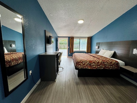 Room, 1 King Bed, Smoking | In-room safe, blackout drapes, rollaway beds, free WiFi