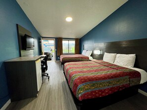 Chambre, 2 lits doubles | Coffres-forts dans les chambres, rideaux occultants