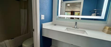 Combined shower/tub, free toiletries, hair dryer
