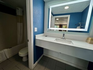 淋浴/浴缸二合一、免費盥洗用品、吹風機