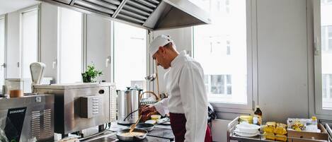 Minibar, escritorio, tabla de planchar con plancha y cunas gratuitas