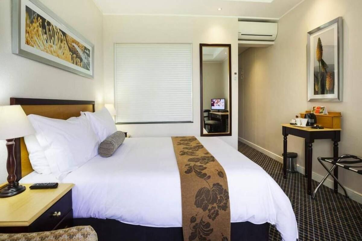 Premium bedding, in-room safe, desk, laptop workspace