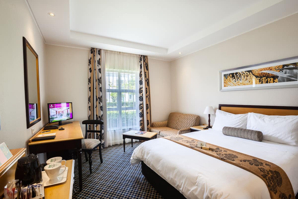 premium bedding, in-room safe, desk, laptop workspace