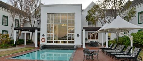 Piscina externa, guarda-sóis, espreguiçadeiras