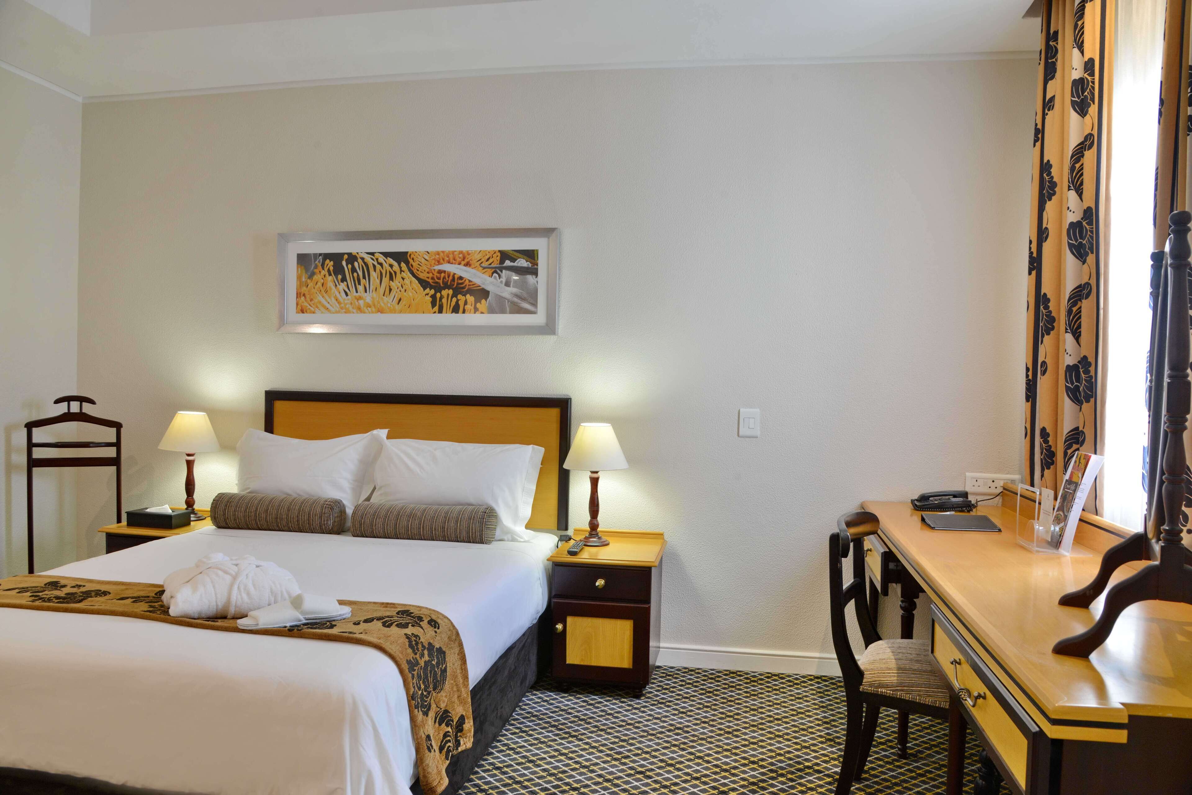 suite, non smoking | premium bedding, in-room safe, desk, laptop workspace