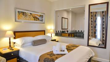 Hochwertige Bettwaren, Zimmersafe, Schreibtisch