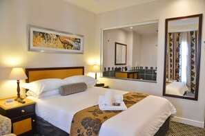 Hochwertige Bettwaren, Zimmersafe, Schreibtisch