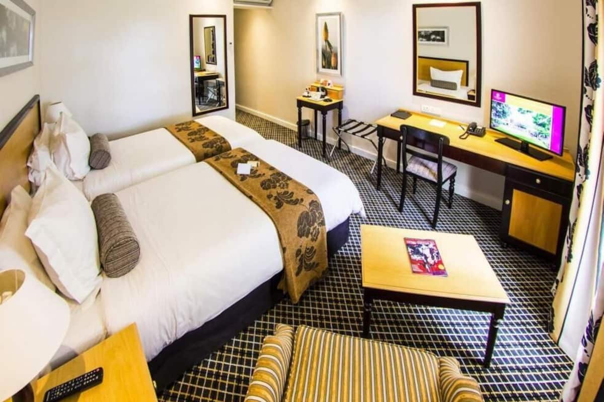 Premium bedding, in-room safe, desk, laptop workspace