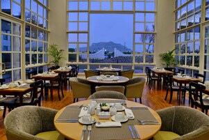 朝食 (イングリッシュ ブレックファスト)、毎日提供 (1 名様 235 ZAR)