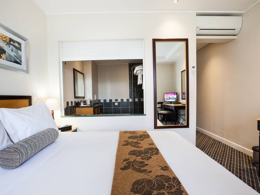 Peralatan tempat tidur premium, peti besi dalam bilik, meja