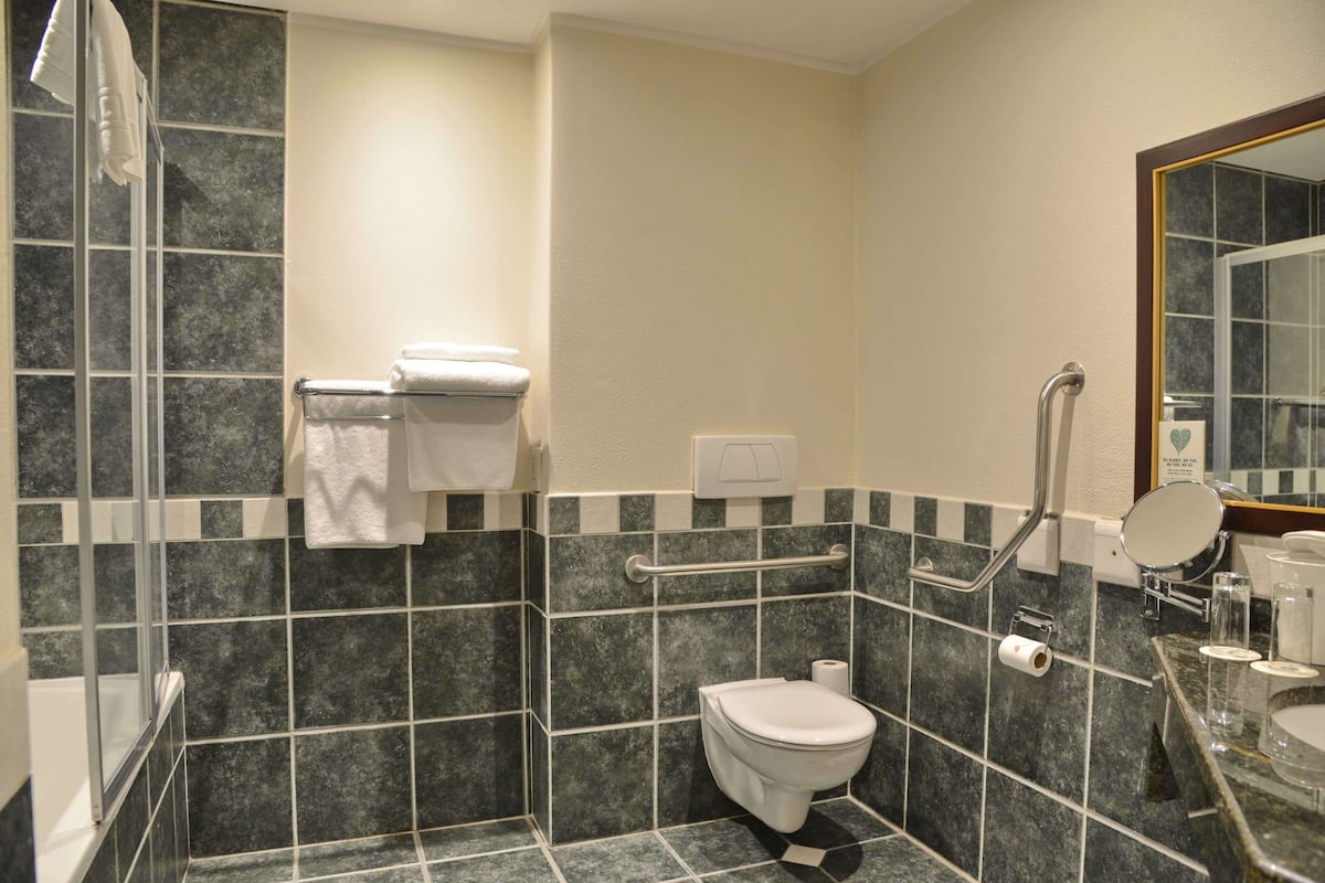 twin room, accessible, non smoking | bathroom | separate bathtub and shower, free toiletries, hair dryer, towels