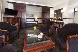 One Bedroom Twin Suite  | Sala de estar | Televisión de plasma de 43 pulgadas con canales vía satélite 