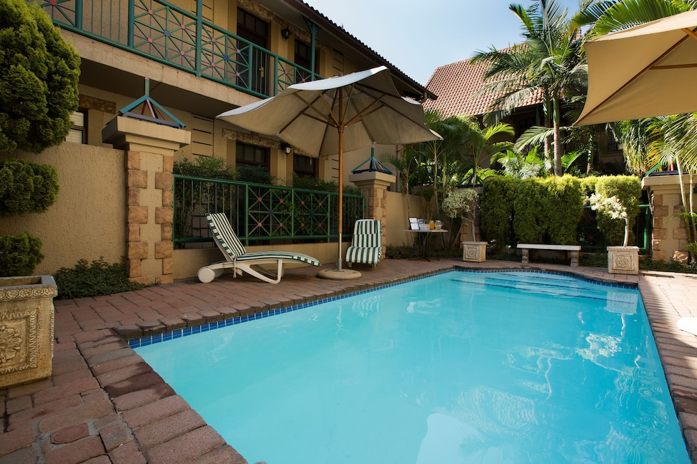 Court Classique Suite Hotel image