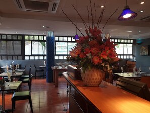 Se sirven desayunos, comidas y cenas 