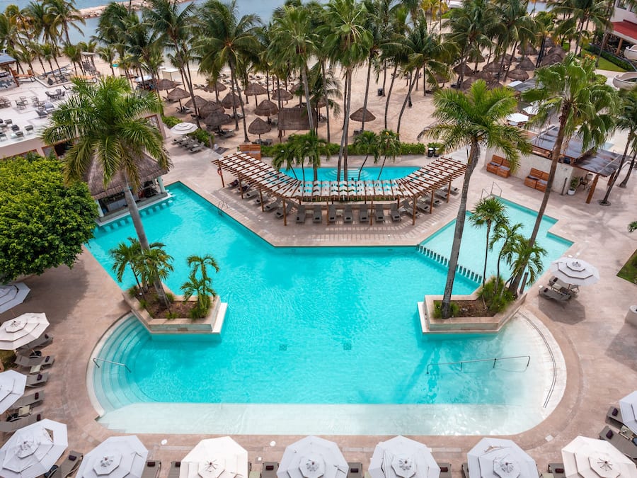 2 piscinas al aire libre, cabañas de piscina gratuitas, sombrillas