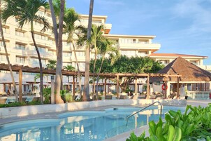 2 piscinas al aire libre, camas de piscina gratis, sombrillas