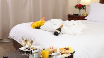 Noche Romantica | Minibar, in-room safe, free WiFi, wheelchair access
