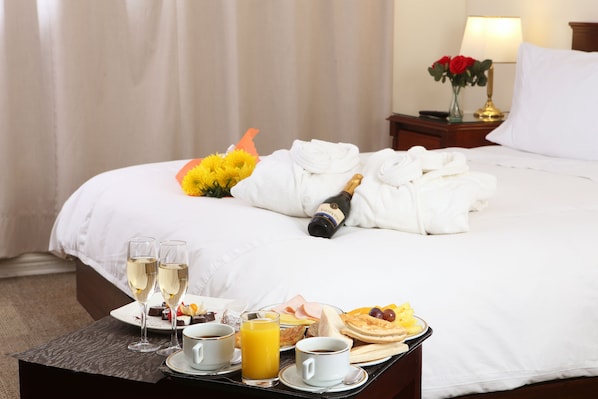 Noche Romantica | Minibar, in-room safe, free WiFi, wheelchair access