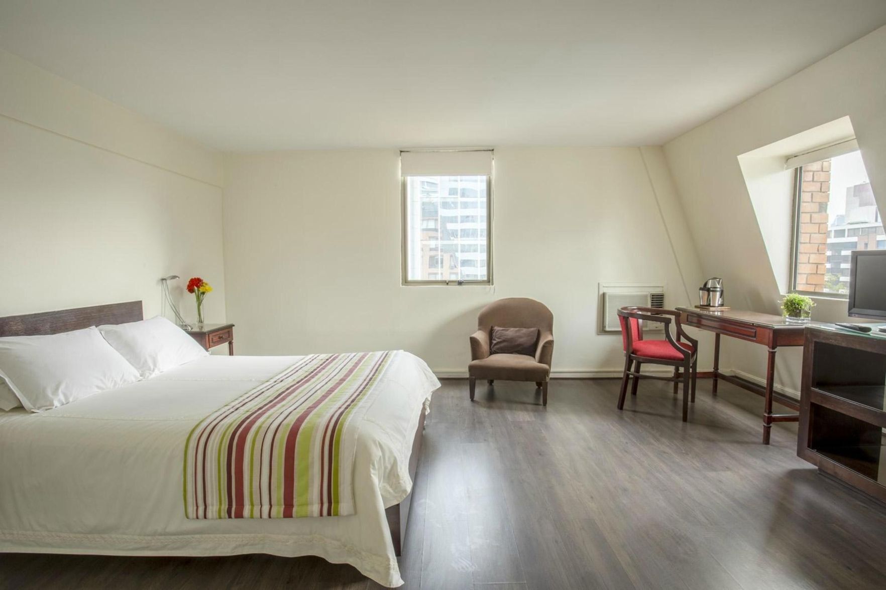 Minibar, caja de seguridad en la habitación y wifi gratis 