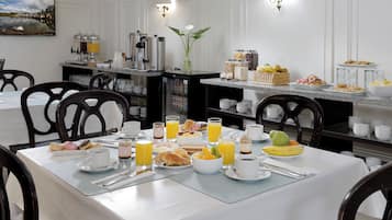 Free daily buffet breakfast