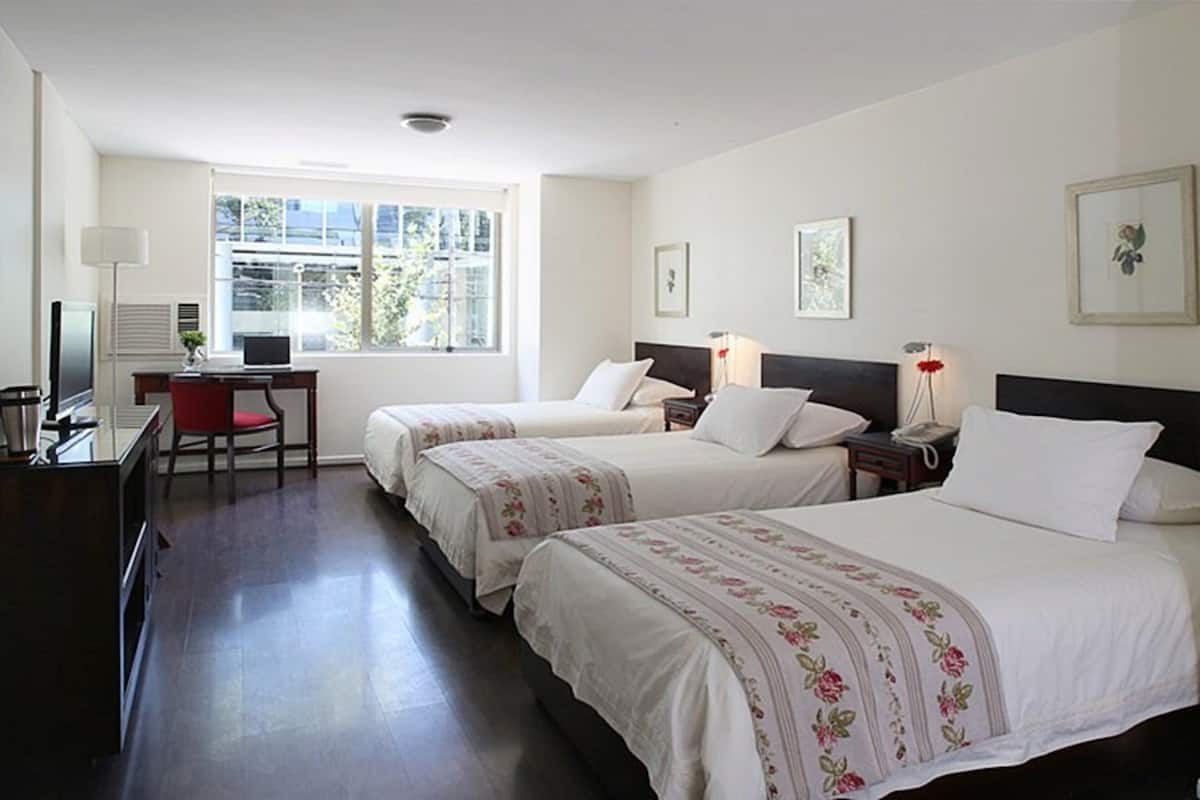 Habitación triple | Minibar, caja fuerte, wifi gratis y accesible en silla de ruedas