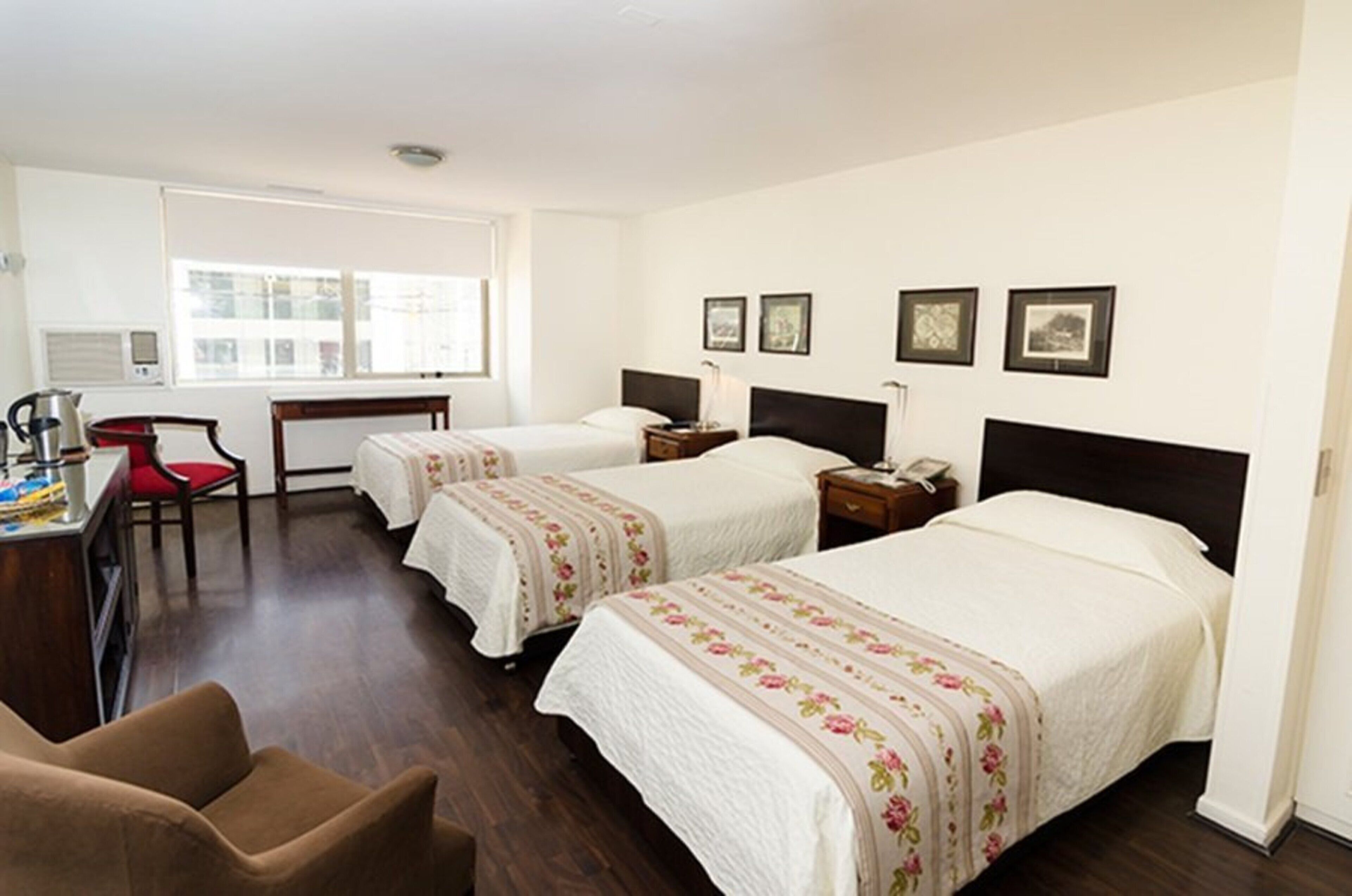 Minibar, caja de seguridad en la habitación y wifi gratis 