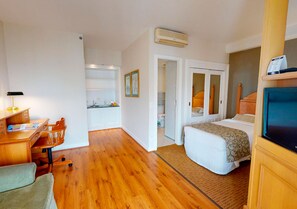 Standard Room, 2 Twin Beds | 1 bedroom, minibar, in-room safe, desk