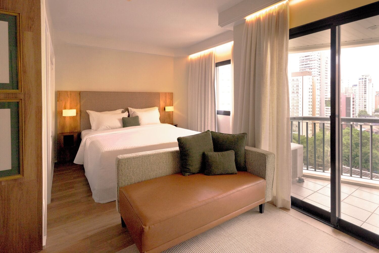 Minibar, caja de seguridad en la habitación y cortinas blackout 