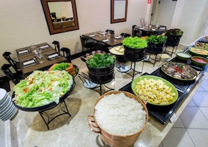Se sirven desayunos, comidas y cenas 