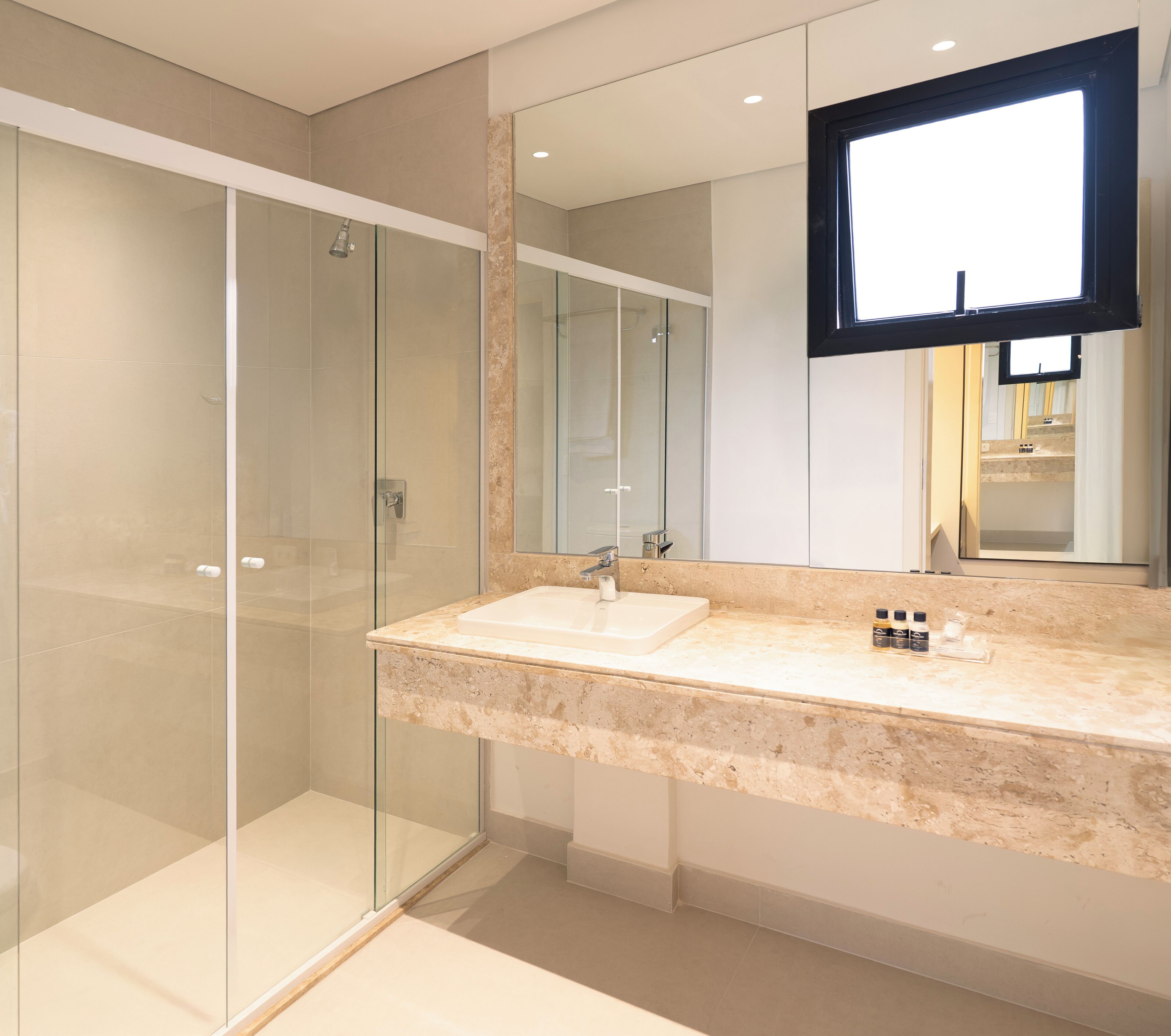 Suite monolocale Superior | Bagno | Set di cortesia gratuito, asciugacapelli, asciugamani, sapone