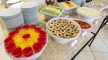 供應早餐、午餐和晚餐,國際料理
