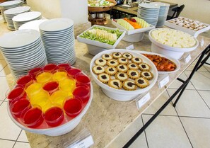 Déjeuner, dîner et souper servis sur place; cuisine internationale 