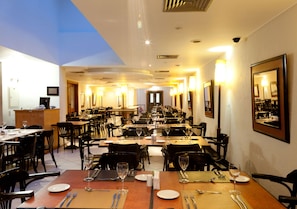 S'hi serveixen esmorzars, dinars, sopars i plats de cuina internacional
