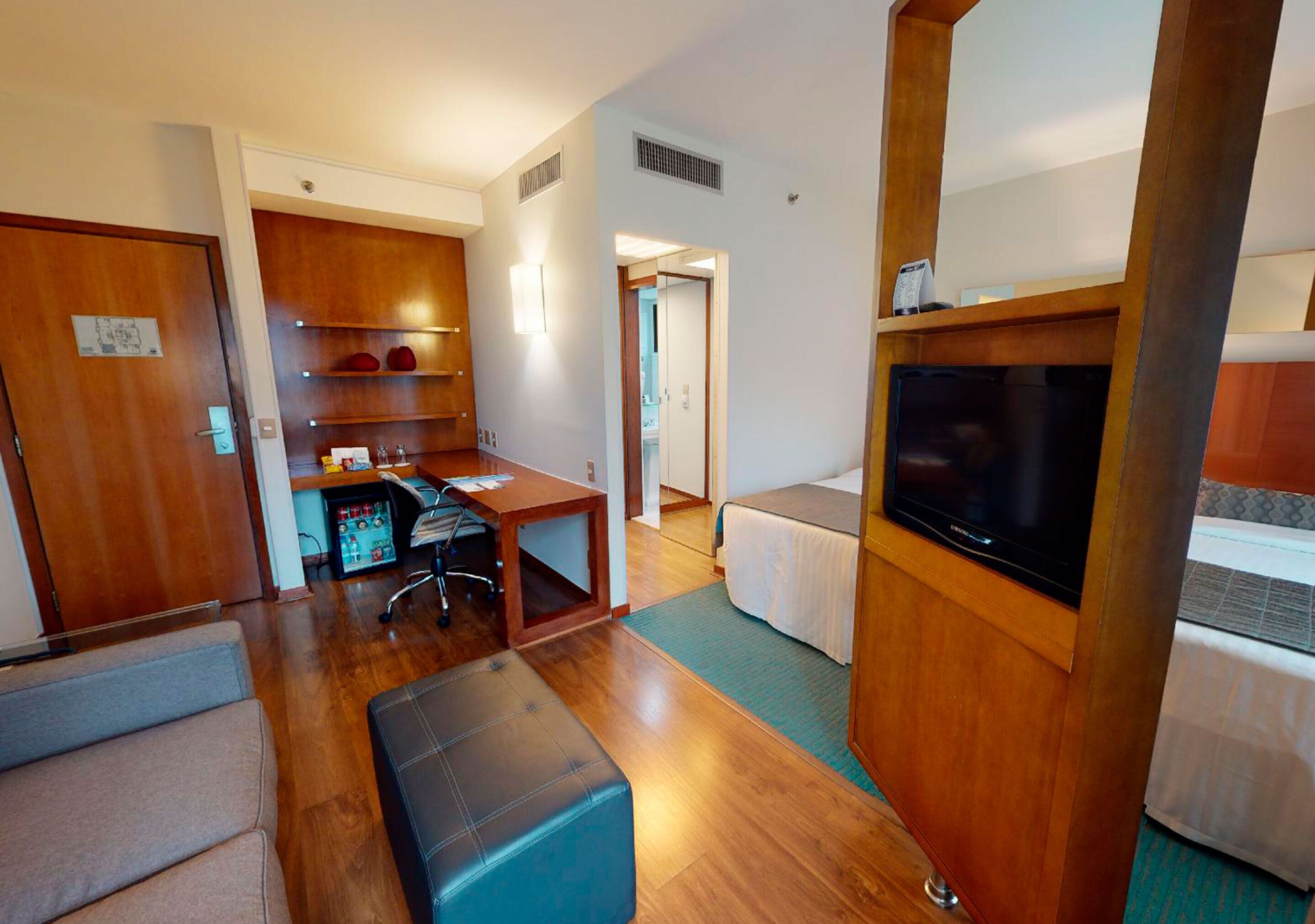 quarto twin standard | minibar, in-room safe, desk, bed sheets