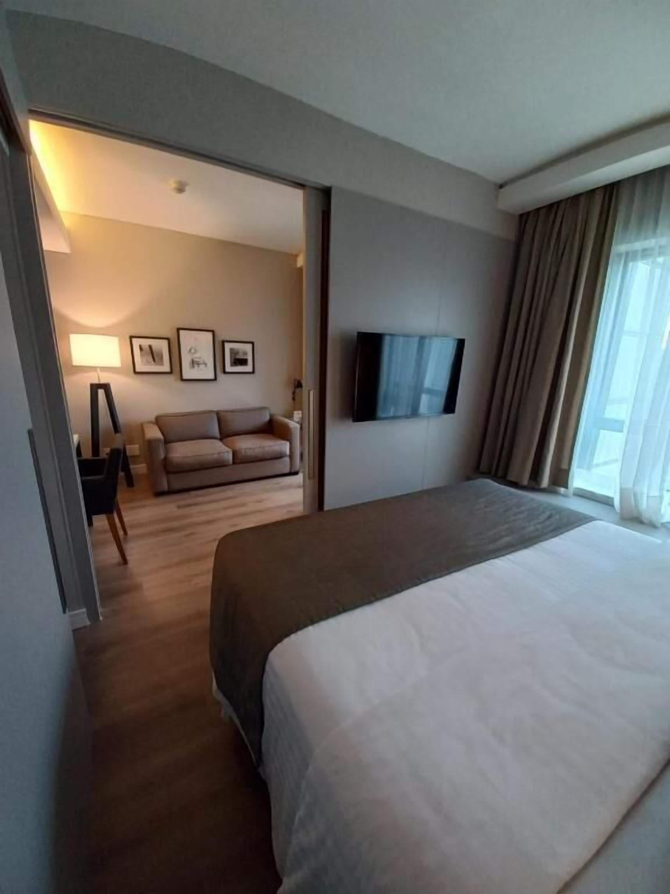 room | minibar, in-room safe, desk, bed sheets