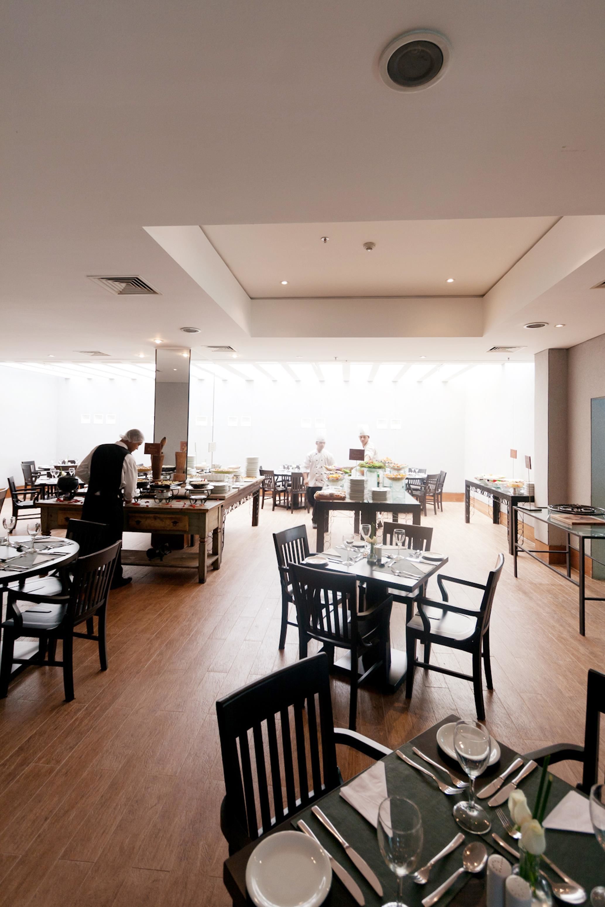 breakfast, lunch, dinner served; international cuisine