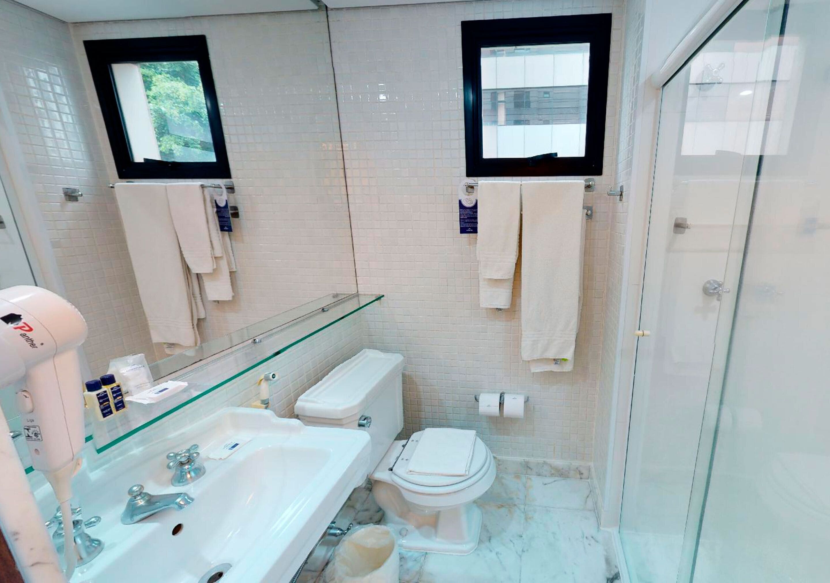 quarto twin standard | bathroom | shower, free toiletries, hair dryer, towels