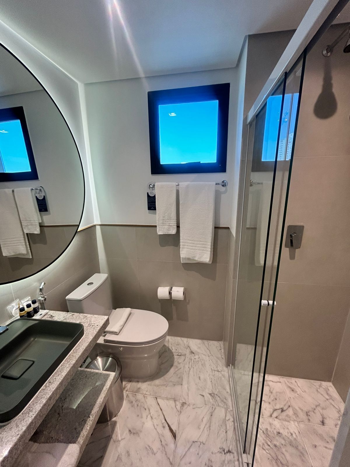 comfort studio suite | bathroom | shower, free toiletries, hair dryer, towels