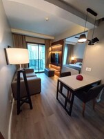 Δωμάτιο | Περιοχή καθιστικού | Τηλεόραση Smart 55 ιντσών με καλωδιακά κανάλια