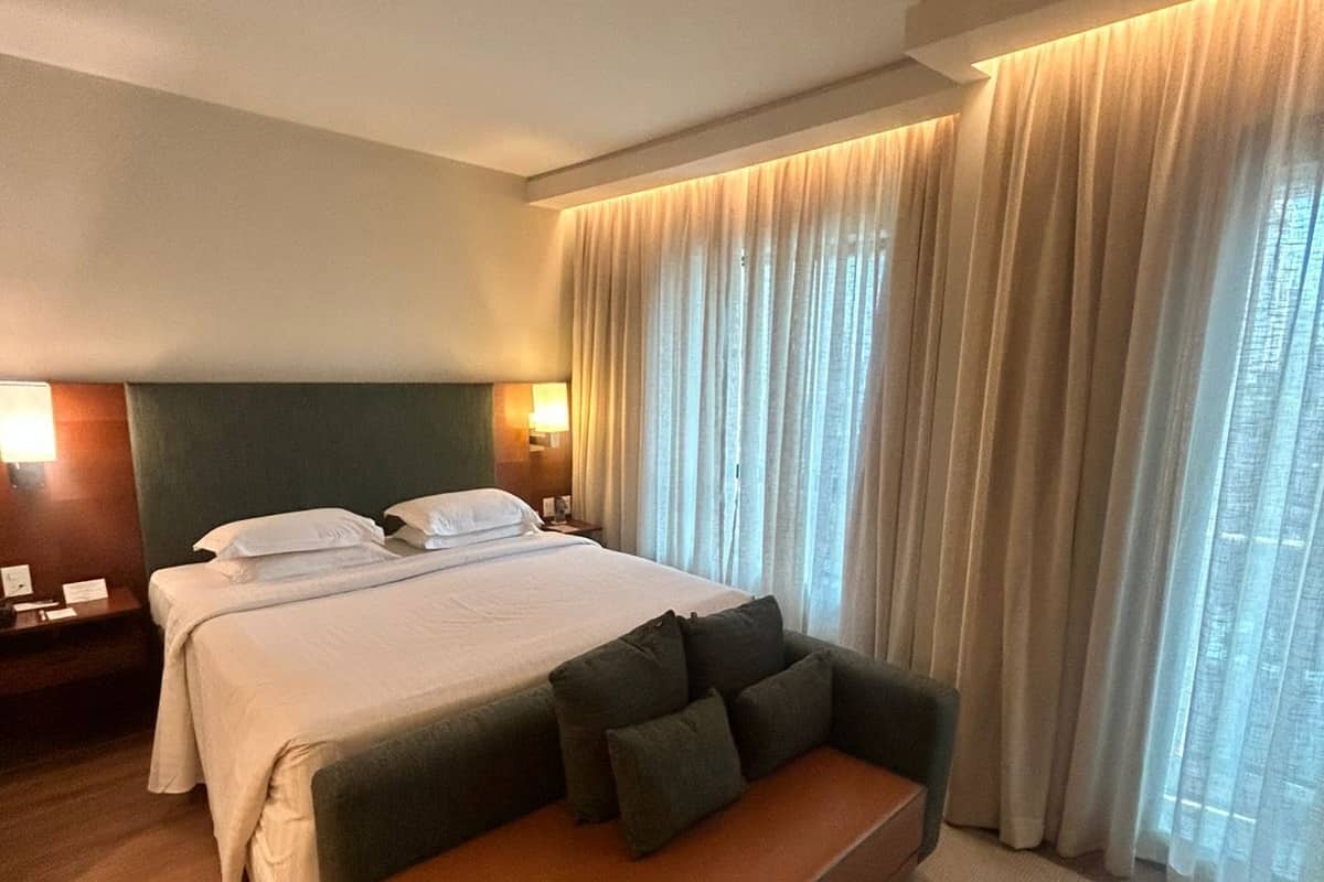 Comfort Studio Suite | Minibar, in-room safe, desk, bed sheets