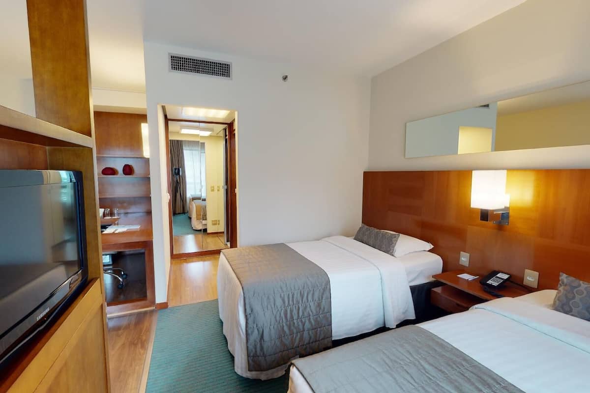 Minibar, in-room safe, bed sheets