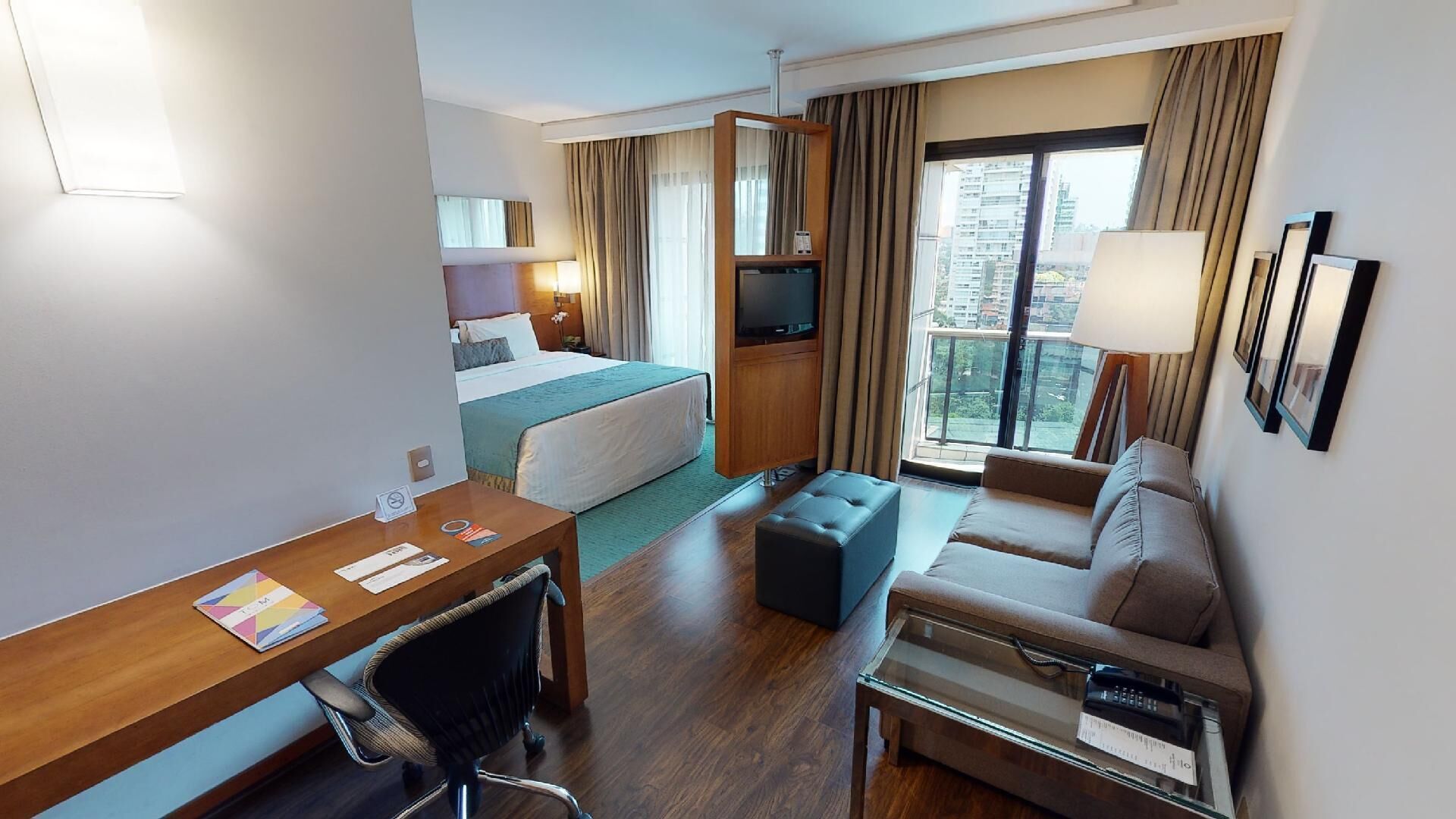 Minibar, in-room safe, bed sheets