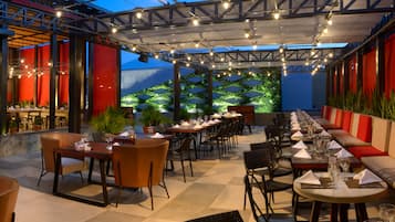 10 restaurants, breakfast, lunch served; local and international cuisine