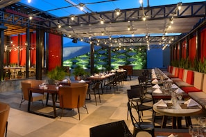 10 restaurants, breakfast, lunch served; local and international cuisine
