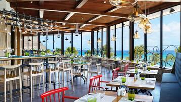 10 من المطاعم، تقديم الإفطار، خيارت الطبخ المحلي والعالمي