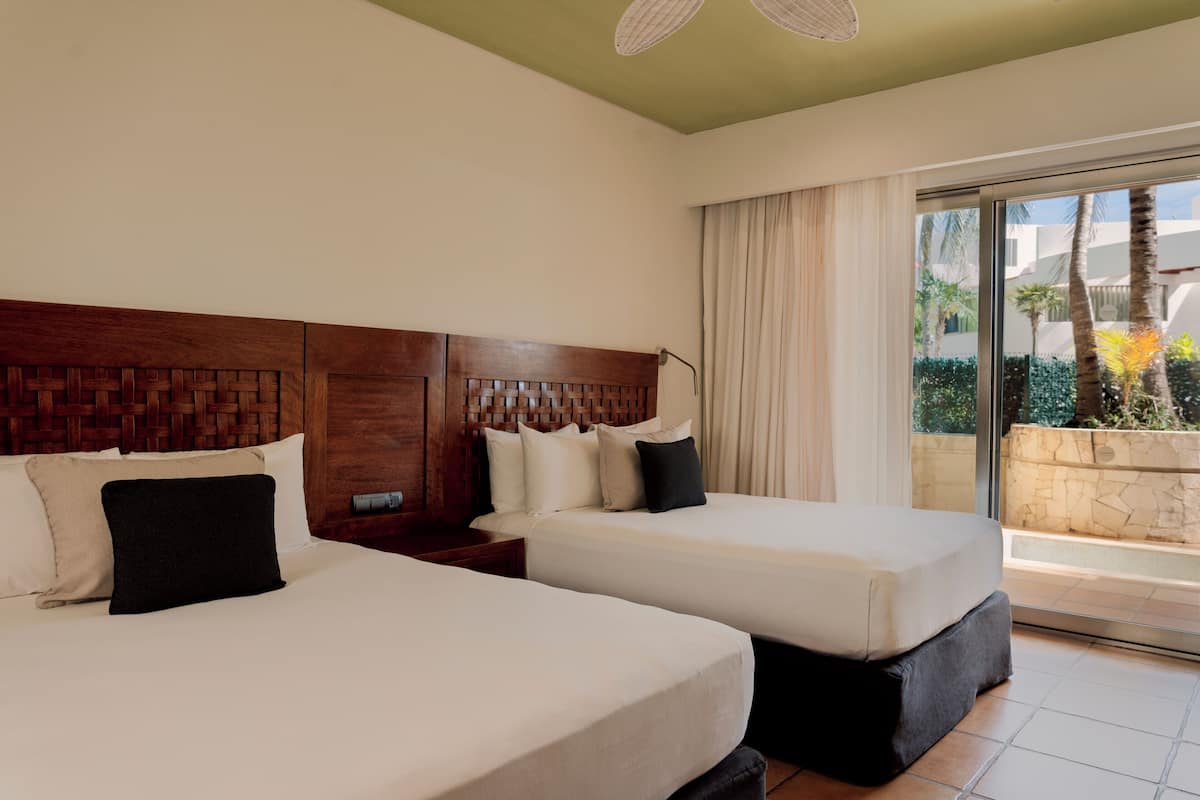 Privileged Family Suite | Brankas, tirai kedap cahaya, setrika/meja setrika, dan Wi-Fi gratis