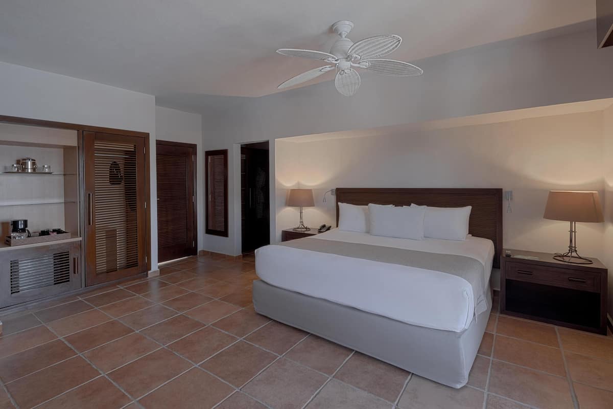 Privileged Superior Ocean View | Brankas, tirai kedap cahaya, setrika/meja setrika, dan Wi-Fi gratis